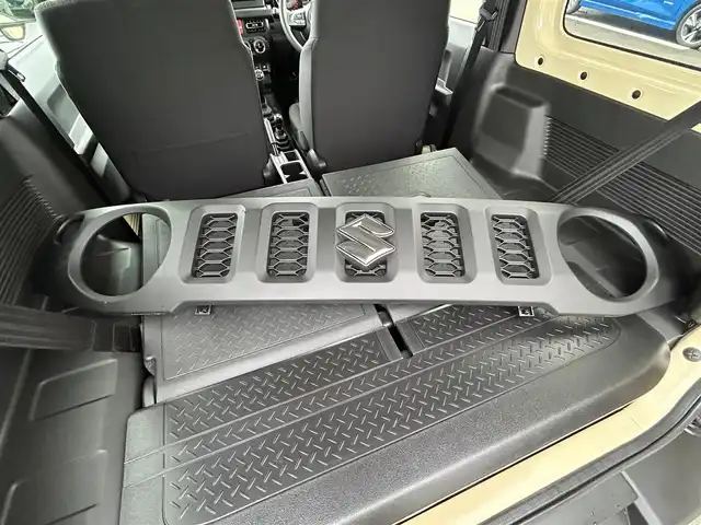スズキ ジムニー XC 宮城県 2025(令7)年 0.2万km シフォンアイボリーM オプションフロントグリル純正フロントグリル車載/セーフティサポート/・デュアルセンサーブレーキサポート/・車線逸脱警報機能/・ふらつき警報機能/・先行車発進お知らせ機能/・標識認識機能/・ハイビームアシスト/リアパーキングセンサー/社外HDDナビ（CN-H510WD）/・CD/DVD/・Bluetooth/バックカメラ/ビルトインETC/ドライブレコーダー/シートヒーター/革巻きステアリング/クルーズコントロール/LEDヘッドライト/フォグランプ/オートライト/スマートキー＆プッシュスタート/電動格納ミラー/純正16インチAW/純正フロアマット/純正ドアバイザー/W/サイド/カーテンエアバッグ