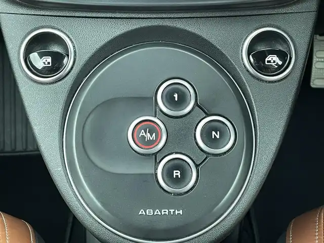 アバルト ５９５Ｃ ツーリズモ 大分県 2020(令2)年 6.9万km パール 1オーナー/電動オープン/純正オーディオ/(BT対応、USB、AM/FM)/キーレス/茶革シート/ETC/パドルシフト/純正フロアマット/HIDヘッドライト/純正17インチアルミホイール/Rコーナーセンサー/保証書、取説