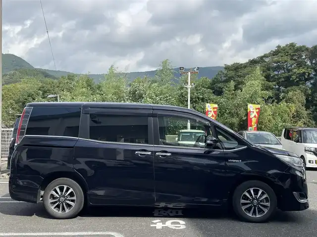 トヨタ エスクァイア ハイブリッド Gi プレミアムパッケージ 長崎県 2017(平29)年 9.1万km スパークリングブラックパールクリスタルシャイン ワンオーナー/純正ナビ　NSZN-Z66T/（フルセグ、CD、DVD、AM、FM、BTオーディオ）/バックカメラ/プッシュスタート/両側パワースライドドア/TRC/トヨタセーフティ―センス/プリクラッシュ/車線逸脱警報/オートハイビーム/ステアリングヒーター/ビルトインETC/クルーズコントロール/電格ウィンカーミラー/COMTEC製ドラレコ/DN席シートヒーター/ハーフレザーシート/オールオートパワーウィンドウ/フリップダウンモニター/純正フロアマット/センターコンソール/純正ドアバイザー/ABS/ダブルエアバッグ/取扱説明書/保証書