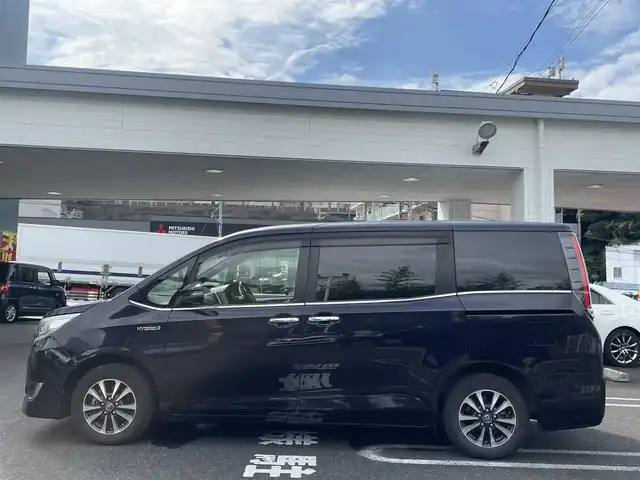 トヨタ エスクァイア ハイブリッド Gi プレミアムパッケージ 長崎県 2017(平29)年 9.1万km スパークリングブラックパールクリスタルシャイン ワンオーナー/純正ナビ　NSZN-Z66T/（フルセグ、CD、DVD、AM、FM、BTオーディオ）/バックカメラ/プッシュスタート/両側パワースライドドア/TRC/トヨタセーフティ―センス/プリクラッシュ/車線逸脱警報/オートハイビーム/ステアリングヒーター/ビルトインETC/クルーズコントロール/電格ウィンカーミラー/COMTEC製ドラレコ/DN席シートヒーター/ハーフレザーシート/オールオートパワーウィンドウ/フリップダウンモニター/純正フロアマット/センターコンソール/純正ドアバイザー/ABS/ダブルエアバッグ/取扱説明書/保証書