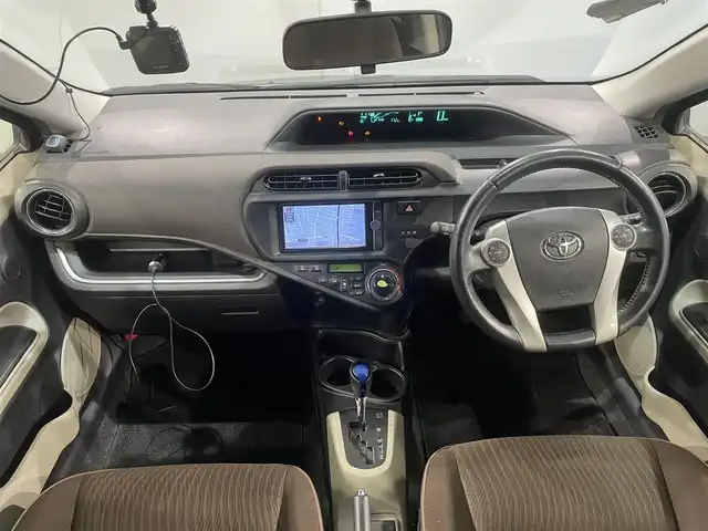 トヨタ アクア G 愛知県 2013(平25)年 13.9万km グレーメタリック 純正SDナビ（NSZT-W62G)/・AM/FM/CD/DVD/Bluetooth/・フルセグテレビ/バックカメラ/LEDヘッドライト/オートライト/オートエアコン/プッシュスタートボタン/スマートキー/電格ミラー/ドアバイザー/純正フロアマット/保証書/取扱説明書