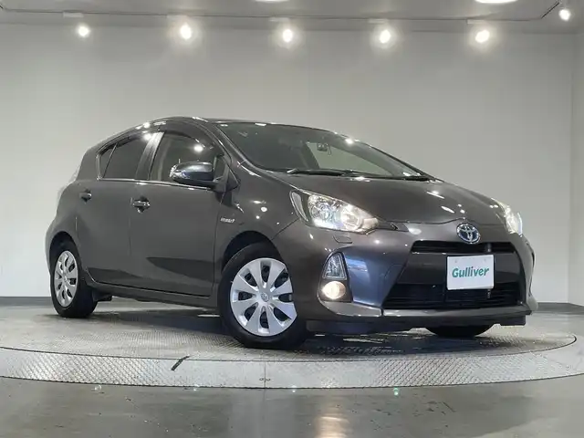 トヨタ アクア G 愛知県 2013(平25)年 13.9万km グレーメタリック 純正SDナビ（NSZT-W62G)/・AM/FM/CD/DVD/Bluetooth/・フルセグテレビ/バックカメラ/LEDヘッドライト/オートライト/オートエアコン/プッシュスタートボタン/スマートキー/電格ミラー/ドアバイザー/純正フロアマット/保証書/取扱説明書