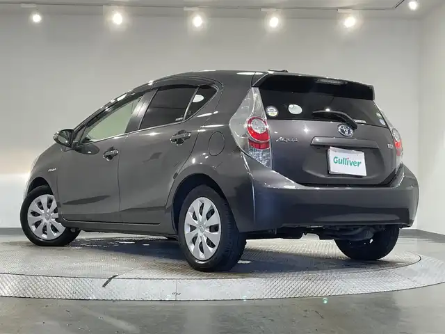 トヨタ アクア G 愛知県 2013(平25)年 13.9万km グレーメタリック 純正SDナビ（NSZT-W62G)/・AM/FM/CD/DVD/Bluetooth/・フルセグテレビ/バックカメラ/LEDヘッドライト/オートライト/オートエアコン/プッシュスタートボタン/スマートキー/電格ミラー/ドアバイザー/純正フロアマット/保証書/取扱説明書