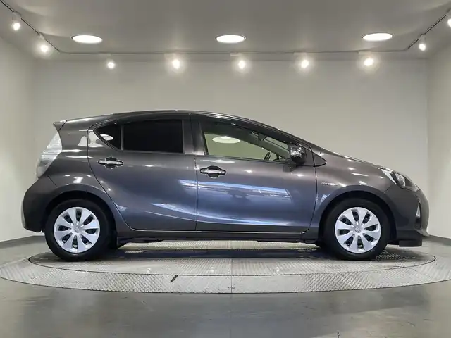 トヨタ アクア G 愛知県 2013(平25)年 13.9万km グレーメタリック 純正SDナビ（NSZT-W62G)/・AM/FM/CD/DVD/Bluetooth/・フルセグテレビ/バックカメラ/LEDヘッドライト/オートライト/オートエアコン/プッシュスタートボタン/スマートキー/電格ミラー/ドアバイザー/純正フロアマット/保証書/取扱説明書