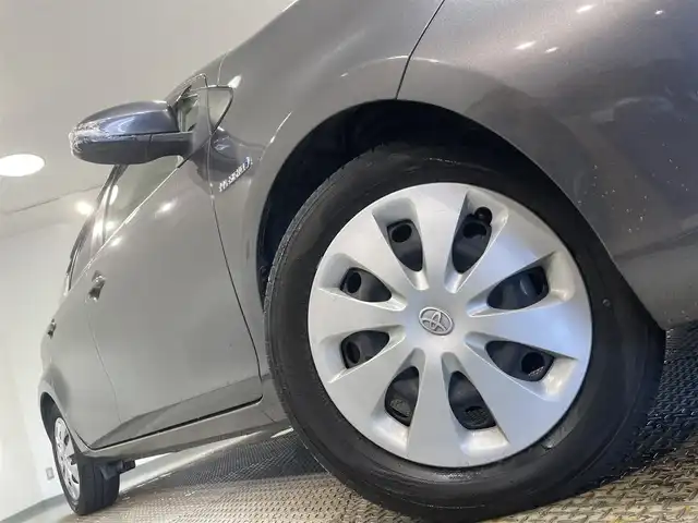 トヨタ アクア G 愛知県 2013(平25)年 13.9万km グレーメタリック 純正SDナビ（NSZT-W62G)/・AM/FM/CD/DVD/Bluetooth/・フルセグテレビ/バックカメラ/LEDヘッドライト/オートライト/オートエアコン/プッシュスタートボタン/スマートキー/電格ミラー/ドアバイザー/純正フロアマット/保証書/取扱説明書