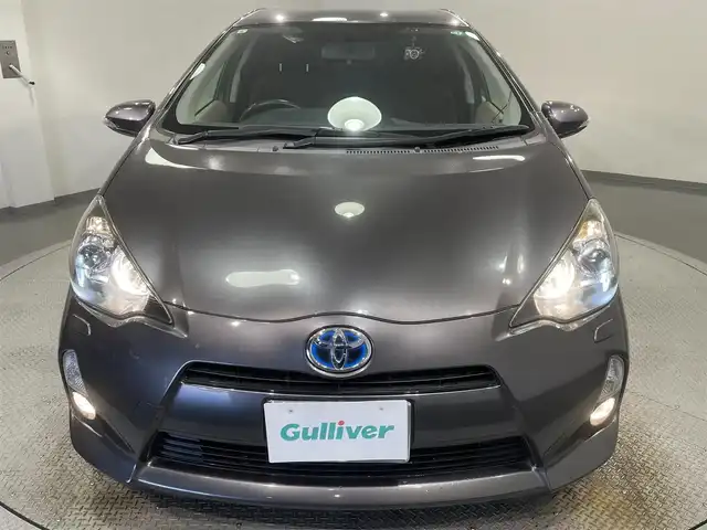 トヨタ アクア G 愛知県 2013(平25)年 13.9万km グレーメタリック 純正SDナビ（NSZT-W62G)/・AM/FM/CD/DVD/Bluetooth/・フルセグテレビ/バックカメラ/LEDヘッドライト/オートライト/オートエアコン/プッシュスタートボタン/スマートキー/電格ミラー/ドアバイザー/純正フロアマット/保証書/取扱説明書