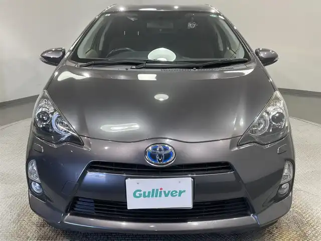 トヨタ アクア G 愛知県 2013(平25)年 13.9万km グレーメタリック 純正SDナビ（NSZT-W62G)/・AM/FM/CD/DVD/Bluetooth/・フルセグテレビ/バックカメラ/LEDヘッドライト/オートライト/オートエアコン/プッシュスタートボタン/スマートキー/電格ミラー/ドアバイザー/純正フロアマット/保証書/取扱説明書