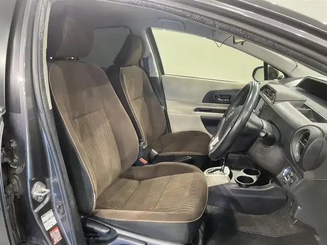 トヨタ アクア G 愛知県 2013(平25)年 13.9万km グレーメタリック 純正SDナビ（NSZT-W62G)/・AM/FM/CD/DVD/Bluetooth/・フルセグテレビ/バックカメラ/LEDヘッドライト/オートライト/オートエアコン/プッシュスタートボタン/スマートキー/電格ミラー/ドアバイザー/純正フロアマット/保証書/取扱説明書