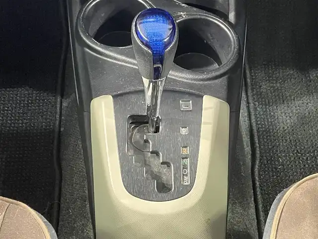 トヨタ アクア G 愛知県 2013(平25)年 13.9万km グレーメタリック 純正SDナビ（NSZT-W62G)/・AM/FM/CD/DVD/Bluetooth/・フルセグテレビ/バックカメラ/LEDヘッドライト/オートライト/オートエアコン/プッシュスタートボタン/スマートキー/電格ミラー/ドアバイザー/純正フロアマット/保証書/取扱説明書