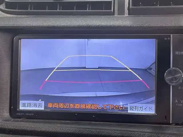 トヨタ アクア G 愛知県 2013(平25)年 13.9万km グレーメタリック 純正SDナビ（NSZT-W62G)/・AM/FM/CD/DVD/Bluetooth/・フルセグテレビ/バックカメラ/LEDヘッドライト/オートライト/オートエアコン/プッシュスタートボタン/スマートキー/電格ミラー/ドアバイザー/純正フロアマット/保証書/取扱説明書