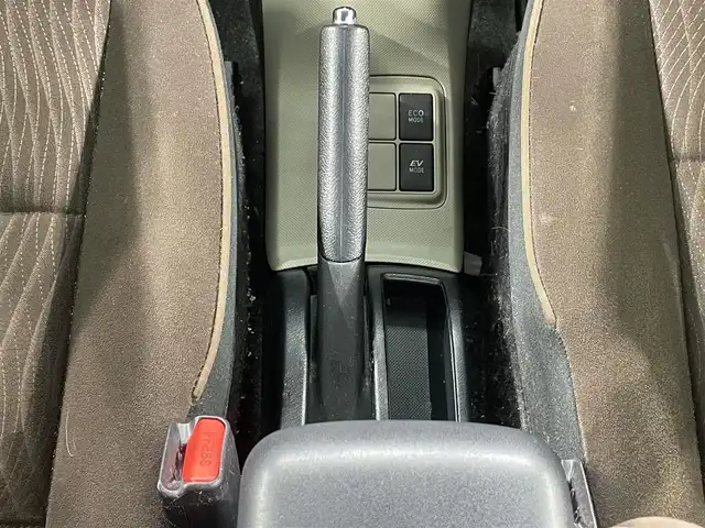 トヨタ アクア G 愛知県 2013(平25)年 13.9万km グレーメタリック 純正SDナビ（NSZT-W62G)/・AM/FM/CD/DVD/Bluetooth/・フルセグテレビ/バックカメラ/LEDヘッドライト/オートライト/オートエアコン/プッシュスタートボタン/スマートキー/電格ミラー/ドアバイザー/純正フロアマット/保証書/取扱説明書