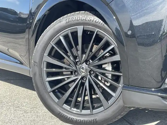 レクサス ＲＸ 450h+ バージョンL 東京都 2023(令5)年 2.6万km グラファイトブラックガラスフレーク 純正12.3インチナビ/フルセグTV/Bluetooth接続/パノラミックビューモニター/パノラマムーンルーフ/レクサスセーフティシステム/プリクラッシュセーフティ/レーンキープアシスト/ブラインドスポットモニター/オートマチックハイビーム/レーダークルーズコントロール/ステアリングスイッチ/電動パワーシート/電動パーキングブレーキ/ブレーキホールド/プッシュスタート/スマートキー/フルオートエアコン/カーテンエアバック/サイドエアバック