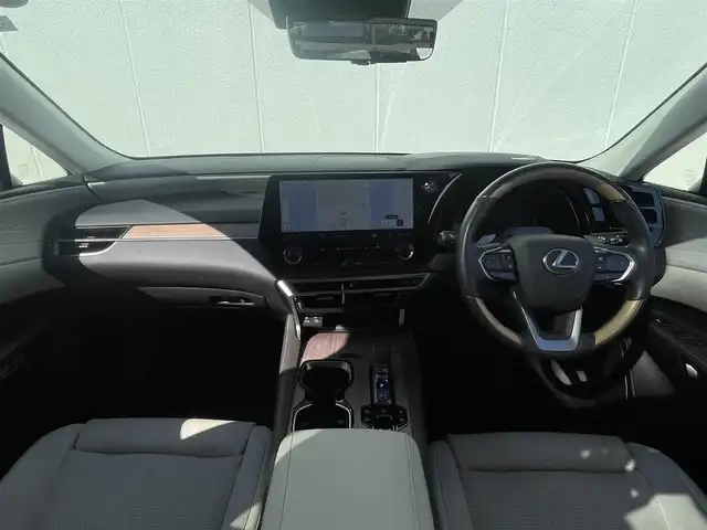 レクサス ＲＸ 450h+ バージョンL 東京都 2023(令5)年 2.6万km グラファイトブラックガラスフレーク 純正12.3インチナビ/フルセグTV/Bluetooth接続/パノラミックビューモニター/パノラマムーンルーフ/レクサスセーフティシステム/プリクラッシュセーフティ/レーンキープアシスト/ブラインドスポットモニター/オートマチックハイビーム/レーダークルーズコントロール/ステアリングスイッチ/電動パワーシート/電動パーキングブレーキ/ブレーキホールド/プッシュスタート/スマートキー/フルオートエアコン/カーテンエアバック/サイドエアバック