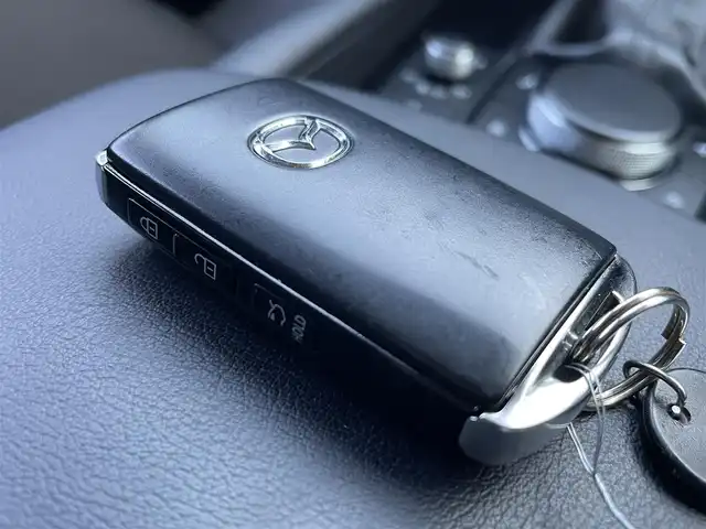 マツダ マツダ３セダン XD プロアクティブ ツーリングS 佐賀県 2022(令4)年 4万km ジェットブラックマイカ 純正10.25インチSDナビゲーション/・AM/FM/USB/HDMI/Bluetooth/バックカメラ/ビルトインETC/ヘッドアップディスプレイ/電子パーキングブレーキ/・AUTO HOLD機能/ISOFIX対応/パドルシフト/革巻きステアリング/ステアリングリモコン/社外18インチアルミホイール/純正LEDヘッドライト/・オートマチックハイビーム/純正フロアマット/純正ドアバイザ―/新車保証書/取扱説明書/スペアキー１本/i-ACTIVSENSE/・クルーズコントロール/・車線逸脱警報機能/・ブラインドスポットモニタリング/・スマートブレーキサポート/・パーキングセンサー/・ドライバーアテンションアラート