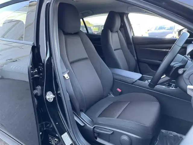 マツダ マツダ３セダン XD プロアクティブ ツーリングS 佐賀県 2022(令4)年 4万km ジェットブラックマイカ 純正10.25インチSDナビゲーション/・AM/FM/USB/HDMI/Bluetooth/バックカメラ/ビルトインETC/ヘッドアップディスプレイ/電子パーキングブレーキ/・AUTO HOLD機能/ISOFIX対応/パドルシフト/革巻きステアリング/ステアリングリモコン/社外18インチアルミホイール/純正LEDヘッドライト/・オートマチックハイビーム/純正フロアマット/純正ドアバイザ―/新車保証書/取扱説明書/スペアキー１本/i-ACTIVSENSE/・クルーズコントロール/・車線逸脱警報機能/・ブラインドスポットモニタリング/・スマートブレーキサポート/・パーキングセンサー/・ドライバーアテンションアラート