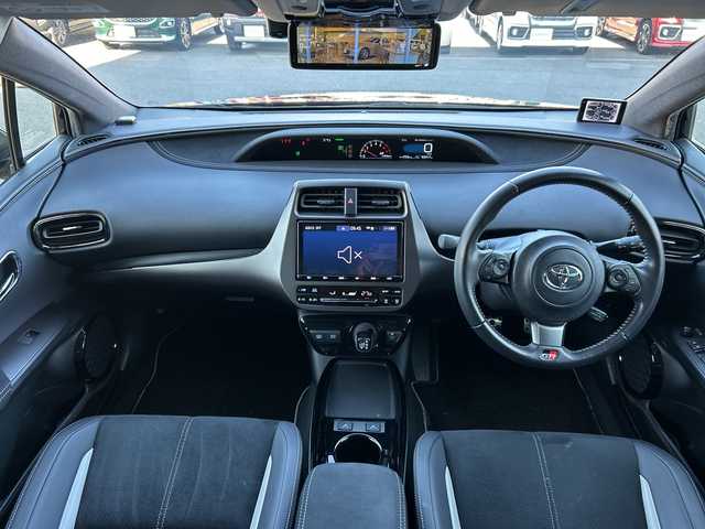 トヨタ プリウス ＰＨＶ S GRスポーツ 愛媛県 2021(令3)年 4.4万km アティチュードブラックマイカ SilkBlazeエアロ/充電ケーブル/純正ナビ（NSZT‐Y68T）/・Bluetooth/・CD/DVD/・USB端子/フルセグTV/バックカメラ/ビルドインETC/デジタルインナーミラー/ミラー一体型ドライブレコーダー/SUPER CATレーダー/追従型クルースコントロール/レーンキープアシスト/衝突軽減装置/オートライト/オートマチックハイビーム/革巻きステアリング/ステアリングスイッチ/保証書