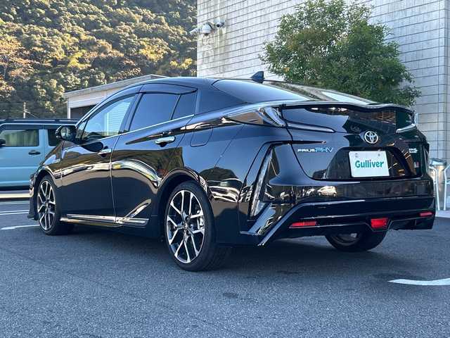 トヨタ プリウス ＰＨＶ S GRスポーツ 愛媛県 2021(令3)年 4.4万km アティチュードブラックマイカ SilkBlazeエアロ/充電ケーブル/純正ナビ（NSZT‐Y68T）/・Bluetooth/・CD/DVD/・USB端子/フルセグTV/バックカメラ/ビルドインETC/デジタルインナーミラー/ミラー一体型ドライブレコーダー/SUPER CATレーダー/追従型クルースコントロール/レーンキープアシスト/衝突軽減装置/オートライト/オートマチックハイビーム/革巻きステアリング/ステアリングスイッチ/保証書