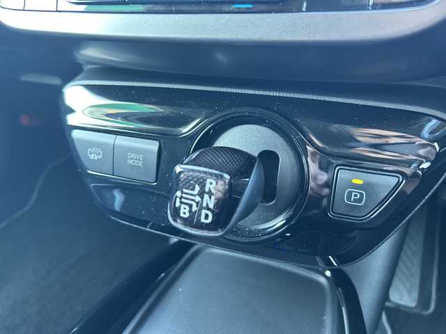 トヨタ プリウス ＰＨＶ S GRスポーツ 愛媛県 2021(令3)年 4.4万km アティチュードブラックマイカ SilkBlazeエアロ/充電ケーブル/純正ナビ（NSZT‐Y68T）/・Bluetooth/・CD/DVD/・USB端子/フルセグTV/バックカメラ/ビルドインETC/デジタルインナーミラー/ミラー一体型ドライブレコーダー/SUPER CATレーダー/追従型クルースコントロール/レーンキープアシスト/衝突軽減装置/オートライト/オートマチックハイビーム/革巻きステアリング/ステアリングスイッチ/保証書