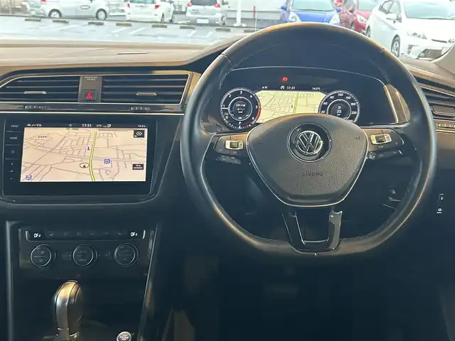 フォルクスワーゲン ティグアン TDI 4モーション ハイライン 茨城県 2018(平30)年 4.2万km ピュアホワイト ワンオーナー/純正ナビ/フルセグTV/360°カメラ/ETC2.0/前後ドラレコ/ACC/LKA/ダイナミックコーナーリングライト/プリクラッシュブレーキ/エアジェスチャー/オートホールド/パドルシフト/純正AW付サマータイヤ積込