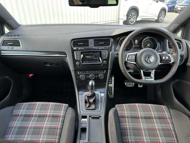 フォルクスワーゲン ゴルフ ＧＴＩ 富山県 2014(平26)年 6.9万km タングステンシルバーメタリック 純正17インチAW/アダプティブクルーズコントロール/プリクラッシュブレーキシステム/ブラインドスポットディテクション/レーンキープアシスト/プロアクティブオキュパントプロテクション/パーク・ディスタンス・コントロール(PDC)/リアトラフィックアラート/パドルシフト/ウィンカーミラー/ETC/プッシュスタート/スマートキー/HIDヘッドランプ/LEDフロントフォグランプ/クロームツインマフラーカッター/革巻きステアリングホイール/ステアリングスイッチ/シートアンダートレイ