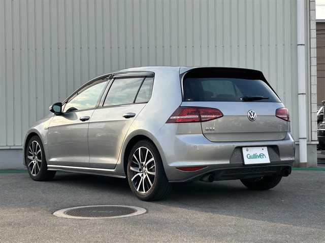 フォルクスワーゲン ゴルフ ＧＴＩ 富山県 2014(平26)年 6.9万km タングステンシルバーメタリック 純正17インチAW/アダプティブクルーズコントロール/プリクラッシュブレーキシステム/ブラインドスポットディテクション/レーンキープアシスト/プロアクティブオキュパントプロテクション/パーク・ディスタンス・コントロール(PDC)/リアトラフィックアラート/パドルシフト/ウィンカーミラー/ETC/プッシュスタート/スマートキー/HIDヘッドランプ/LEDフロントフォグランプ/クロームツインマフラーカッター/革巻きステアリングホイール/ステアリングスイッチ/シートアンダートレイ
