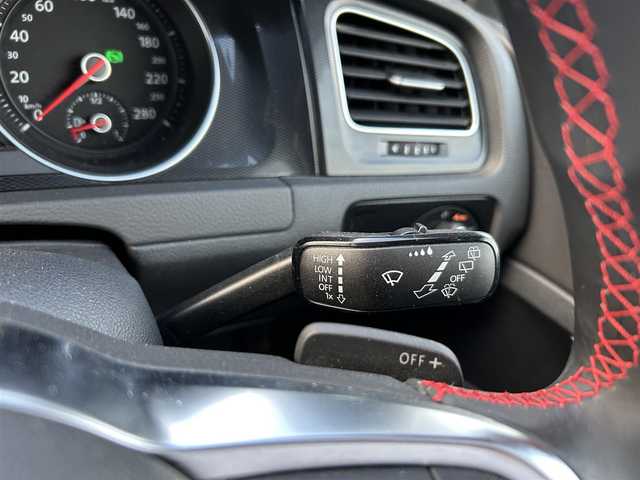 フォルクスワーゲン ゴルフ ＧＴＩ 富山県 2014(平26)年 6.9万km タングステンシルバーメタリック 純正17インチAW/アダプティブクルーズコントロール/プリクラッシュブレーキシステム/ブラインドスポットディテクション/レーンキープアシスト/プロアクティブオキュパントプロテクション/パーク・ディスタンス・コントロール(PDC)/リアトラフィックアラート/パドルシフト/ウィンカーミラー/ETC/プッシュスタート/スマートキー/HIDヘッドランプ/LEDフロントフォグランプ/クロームツインマフラーカッター/革巻きステアリングホイール/ステアリングスイッチ/シートアンダートレイ