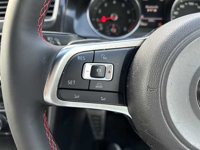 フォルクスワーゲン ゴルフ ＧＴＩ 富山県 2014(平26)年 6.9万km タングステンシルバーメタリック 純正17インチAW/アダプティブクルーズコントロール/プリクラッシュブレーキシステム/ブラインドスポットディテクション/レーンキープアシスト/プロアクティブオキュパントプロテクション/パーク・ディスタンス・コントロール(PDC)/リアトラフィックアラート/パドルシフト/ウィンカーミラー/ETC/プッシュスタート/スマートキー/HIDヘッドランプ/LEDフロントフォグランプ/クロームツインマフラーカッター/革巻きステアリングホイール/ステアリングスイッチ/シートアンダートレイ