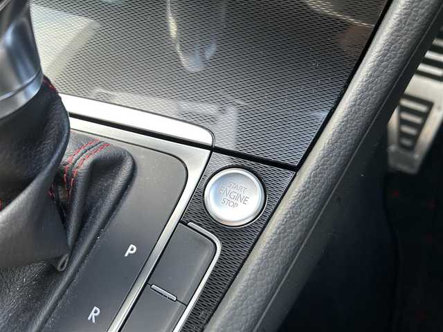 フォルクスワーゲン ゴルフ ＧＴＩ 富山県 2014(平26)年 6.9万km タングステンシルバーメタリック 純正17インチAW/アダプティブクルーズコントロール/プリクラッシュブレーキシステム/ブラインドスポットディテクション/レーンキープアシスト/プロアクティブオキュパントプロテクション/パーク・ディスタンス・コントロール(PDC)/リアトラフィックアラート/パドルシフト/ウィンカーミラー/ETC/プッシュスタート/スマートキー/HIDヘッドランプ/LEDフロントフォグランプ/クロームツインマフラーカッター/革巻きステアリングホイール/ステアリングスイッチ/シートアンダートレイ