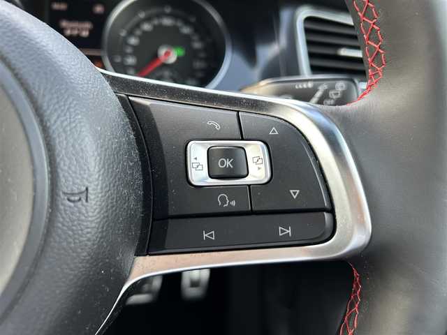 フォルクスワーゲン ゴルフ ＧＴＩ 富山県 2014(平26)年 6.9万km タングステンシルバーメタリック 純正17インチAW/アダプティブクルーズコントロール/プリクラッシュブレーキシステム/ブラインドスポットディテクション/レーンキープアシスト/プロアクティブオキュパントプロテクション/パーク・ディスタンス・コントロール(PDC)/リアトラフィックアラート/パドルシフト/ウィンカーミラー/ETC/プッシュスタート/スマートキー/HIDヘッドランプ/LEDフロントフォグランプ/クロームツインマフラーカッター/革巻きステアリングホイール/ステアリングスイッチ/シートアンダートレイ