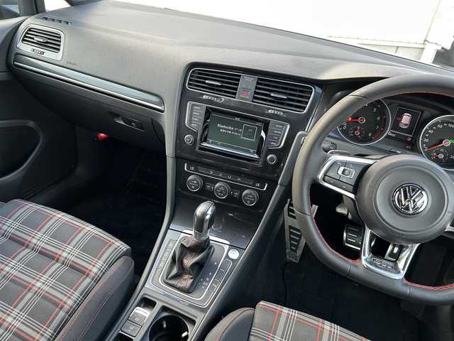 フォルクスワーゲン ゴルフ ＧＴＩ 富山県 2014(平26)年 6.9万km タングステンシルバーメタリック 純正17インチAW/アダプティブクルーズコントロール/プリクラッシュブレーキシステム/ブラインドスポットディテクション/レーンキープアシスト/プロアクティブオキュパントプロテクション/パーク・ディスタンス・コントロール(PDC)/リアトラフィックアラート/パドルシフト/ウィンカーミラー/ETC/プッシュスタート/スマートキー/HIDヘッドランプ/LEDフロントフォグランプ/クロームツインマフラーカッター/革巻きステアリングホイール/ステアリングスイッチ/シートアンダートレイ