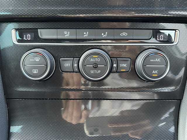 フォルクスワーゲン ゴルフ ＧＴＩ 富山県 2014(平26)年 6.9万km タングステンシルバーメタリック 純正17インチAW/アダプティブクルーズコントロール/プリクラッシュブレーキシステム/ブラインドスポットディテクション/レーンキープアシスト/プロアクティブオキュパントプロテクション/パーク・ディスタンス・コントロール(PDC)/リアトラフィックアラート/パドルシフト/ウィンカーミラー/ETC/プッシュスタート/スマートキー/HIDヘッドランプ/LEDフロントフォグランプ/クロームツインマフラーカッター/革巻きステアリングホイール/ステアリングスイッチ/シートアンダートレイ