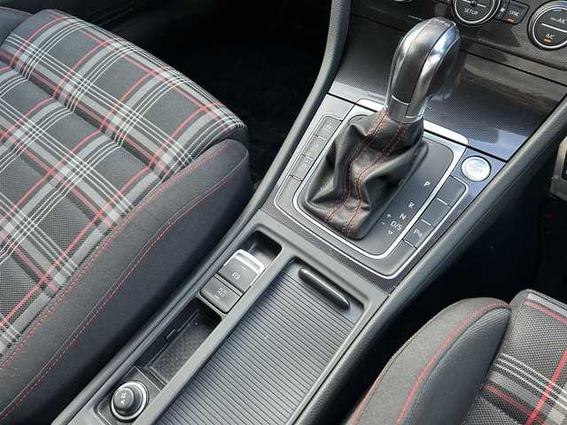 フォルクスワーゲン ゴルフ ＧＴＩ 富山県 2014(平26)年 6.9万km タングステンシルバーメタリック 純正17インチAW/アダプティブクルーズコントロール/プリクラッシュブレーキシステム/ブラインドスポットディテクション/レーンキープアシスト/プロアクティブオキュパントプロテクション/パーク・ディスタンス・コントロール(PDC)/リアトラフィックアラート/パドルシフト/ウィンカーミラー/ETC/プッシュスタート/スマートキー/HIDヘッドランプ/LEDフロントフォグランプ/クロームツインマフラーカッター/革巻きステアリングホイール/ステアリングスイッチ/シートアンダートレイ