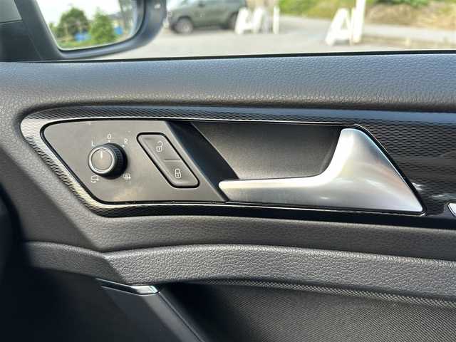 フォルクスワーゲン ゴルフ ＧＴＩ 富山県 2014(平26)年 6.9万km タングステンシルバーメタリック 純正17インチAW/アダプティブクルーズコントロール/プリクラッシュブレーキシステム/ブラインドスポットディテクション/レーンキープアシスト/プロアクティブオキュパントプロテクション/パーク・ディスタンス・コントロール(PDC)/リアトラフィックアラート/パドルシフト/ウィンカーミラー/ETC/プッシュスタート/スマートキー/HIDヘッドランプ/LEDフロントフォグランプ/クロームツインマフラーカッター/革巻きステアリングホイール/ステアリングスイッチ/シートアンダートレイ