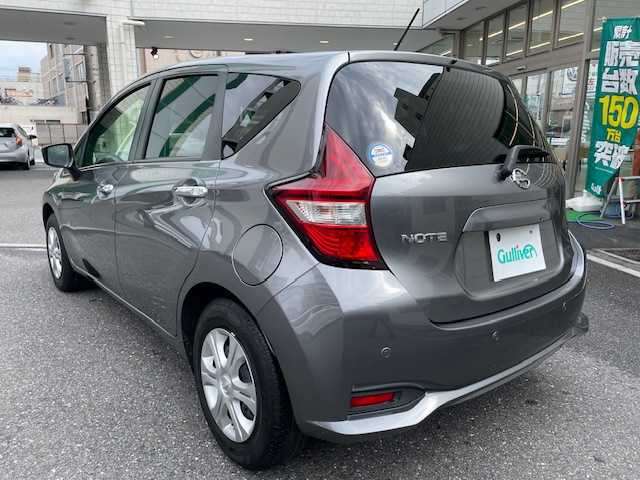 日産 ノート X 埼玉県 2020(令2)年 0.3万km ダークメタルグレー 登録時２７２５ｋｍ/ワンオーナー/純正オーディオ/　・AM/FM/CD/AUX/衝突軽減ブレーキ/レーンキープアシスト/コーナーセンサー/アイドリングストップ/プッシュスタート/スマートキー×２/横滑り防止/オートライト/ウィンカーミラー/純正フロアマット/保証書/取扱説明書　