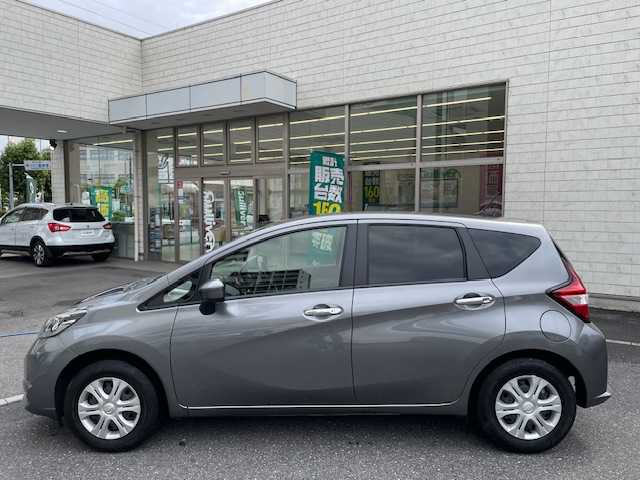 日産 ノート X 埼玉県 2020(令2)年 0.3万km ダークメタルグレー 登録時２７２５ｋｍ/ワンオーナー/純正オーディオ/　・AM/FM/CD/AUX/衝突軽減ブレーキ/レーンキープアシスト/コーナーセンサー/アイドリングストップ/プッシュスタート/スマートキー×２/横滑り防止/オートライト/ウィンカーミラー/純正フロアマット/保証書/取扱説明書　