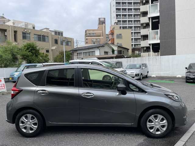 日産 ノート X 埼玉県 2020(令2)年 0.3万km ダークメタルグレー 登録時２７２５ｋｍ/ワンオーナー/純正オーディオ/　・AM/FM/CD/AUX/衝突軽減ブレーキ/レーンキープアシスト/コーナーセンサー/アイドリングストップ/プッシュスタート/スマートキー×２/横滑り防止/オートライト/ウィンカーミラー/純正フロアマット/保証書/取扱説明書　