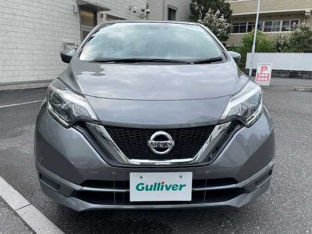 日産 ノート X 埼玉県 2020(令2)年 0.3万km ダークメタルグレー 登録時２７２５ｋｍ/ワンオーナー/純正オーディオ/　・AM/FM/CD/AUX/衝突軽減ブレーキ/レーンキープアシスト/コーナーセンサー/アイドリングストップ/プッシュスタート/スマートキー×２/横滑り防止/オートライト/ウィンカーミラー/純正フロアマット/保証書/取扱説明書　