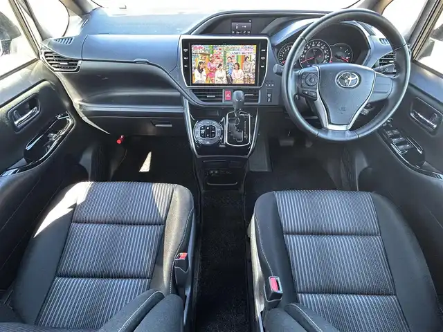 トヨタ ヴォクシー ZS 煌Ⅱ 岡山県 2019(令1)年 2.1万km イナズマスパーキングブラックガラスフレーク 登録時走行距離20163km/純正10インチナビ/フルセグTV（AM/FM/CD/DVD/Bluetooth）/ビルトインETC/バックカメラ/両側パワースライドドア/前後ドライブレコーダー/アイドリングストップ/トヨタセーフティセンス/・オートマチックハイビーム/・レーンディパーチャーアラート/・プリクラッシュセーフティ/クルーズコントロール/横滑り防止装置/USB入力端子/純正16インチAW/社外フロアマット/プッシュスタート/スマートキー