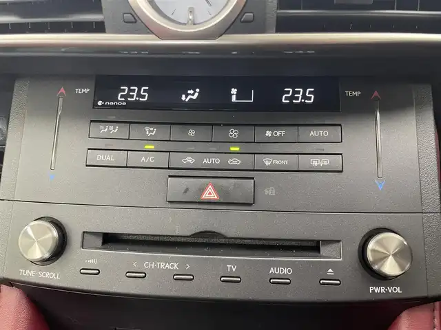 レクサス ＲＣ 200t Fスポーツ 埼玉県 2016(平28)年 4.1万km ホワイトノーヴァガラスフレーク TRDエアロ/TRDマフラー/サンルーフ/赤レザーシート/プリクラッシュセーフティ/シートベンチレーション/パワーシート/ステアリングヒーター/レーダークルーズコントロール/ドライブレコーダー/パドルシフト/純正SDナビ/バックカメラ/オートLEDライト/ビルトインETC/純正19インチアルミホイール