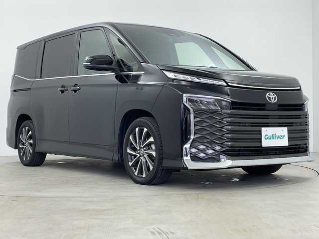 トヨタ ヴォクシー S－Z 鹿児島県 2022(令4)年 2万km アティチュードブラックマイカ 純正10.5型ディスプレイオーディオ＋/・コネクティッドナビ/・フルセグTV/BT/CD/DVD/HDMI/14型有機EL後席ディスプレイ/バックカメラ/ETC2.0/トヨタセーフティセンス/クリアランスソナー/両側パワースライドドア/純正17インチAW/LEDヘッドライト/オートライト/純正フロアマット/スペアキー×１/取扱説明書/保証書