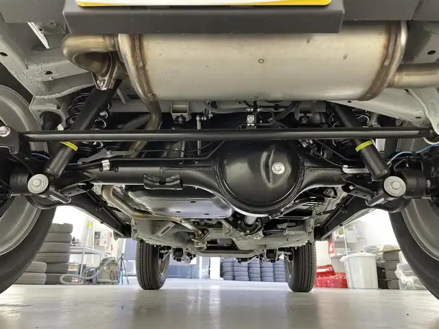 スズキ ジムニー 滋賀県 2025(令7)年 0.1千km ピュアホワイトP 届出済未使用車/LEDヘッドライト/コーナーセンサー/クルーズコントロール/シートヒーター/衝突被害軽減システム/純正16インチアルミホイール/スマートキー/スペアキー/レーンキープアシスト/オートハイビーム/純正フロアマット/ダウンヒルアシスト