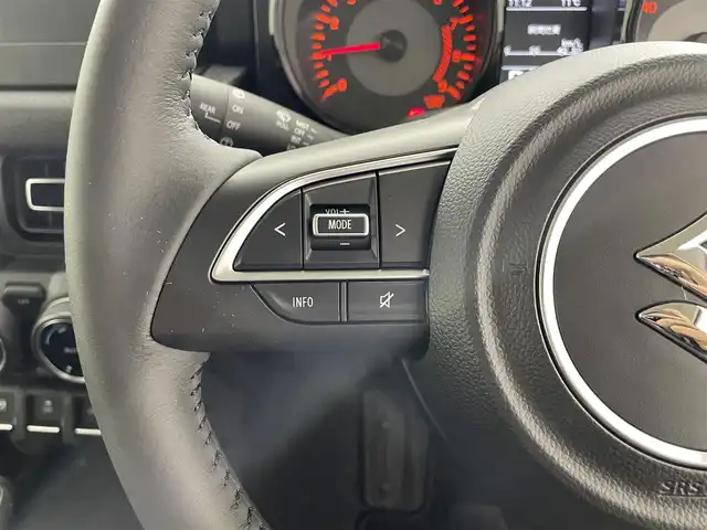 スズキ ジムニー 滋賀県 2025(令7)年 0.1千km ピュアホワイトP 届出済未使用車/LEDヘッドライト/コーナーセンサー/クルーズコントロール/シートヒーター/衝突被害軽減システム/純正16インチアルミホイール/スマートキー/スペアキー/レーンキープアシスト/オートハイビーム/純正フロアマット/ダウンヒルアシスト