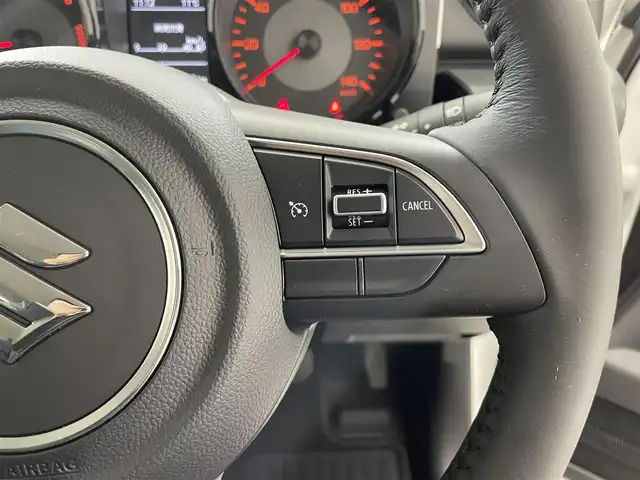 スズキ ジムニー 滋賀県 2025(令7)年 0.1千km ピュアホワイトP 届出済未使用車/LEDヘッドライト/コーナーセンサー/クルーズコントロール/シートヒーター/衝突被害軽減システム/純正16インチアルミホイール/スマートキー/スペアキー/レーンキープアシスト/オートハイビーム/純正フロアマット/ダウンヒルアシスト