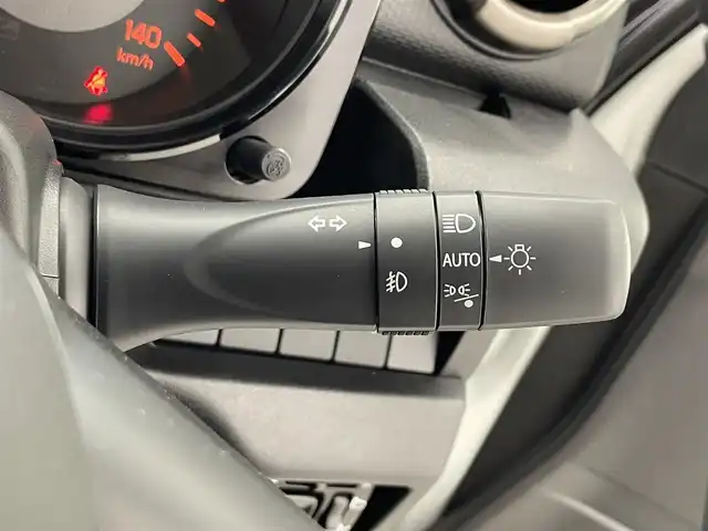 スズキ ジムニー 滋賀県 2025(令7)年 0.1千km ピュアホワイトP 届出済未使用車/LEDヘッドライト/コーナーセンサー/クルーズコントロール/シートヒーター/衝突被害軽減システム/純正16インチアルミホイール/スマートキー/スペアキー/レーンキープアシスト/オートハイビーム/純正フロアマット/ダウンヒルアシスト