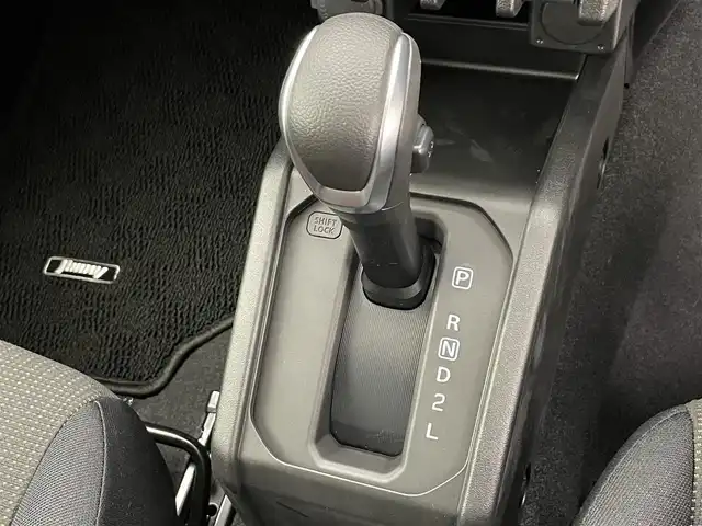 スズキ ジムニー 滋賀県 2025(令7)年 0.1千km ピュアホワイトP 届出済未使用車/LEDヘッドライト/コーナーセンサー/クルーズコントロール/シートヒーター/衝突被害軽減システム/純正16インチアルミホイール/スマートキー/スペアキー/レーンキープアシスト/オートハイビーム/純正フロアマット/ダウンヒルアシスト