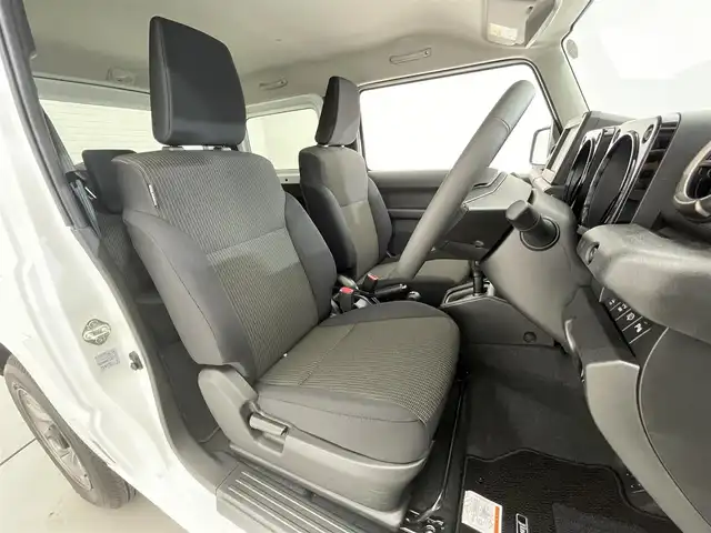 スズキ ジムニー 滋賀県 2025(令7)年 0.1千km ピュアホワイトP 届出済未使用車/LEDヘッドライト/コーナーセンサー/クルーズコントロール/シートヒーター/衝突被害軽減システム/純正16インチアルミホイール/スマートキー/スペアキー/レーンキープアシスト/オートハイビーム/純正フロアマット/ダウンヒルアシスト