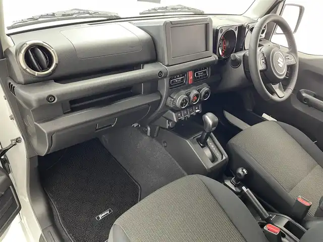 スズキ ジムニー 滋賀県 2025(令7)年 0.1千km ピュアホワイトP 届出済未使用車/LEDヘッドライト/コーナーセンサー/クルーズコントロール/シートヒーター/衝突被害軽減システム/純正16インチアルミホイール/スマートキー/スペアキー/レーンキープアシスト/オートハイビーム/純正フロアマット/ダウンヒルアシスト