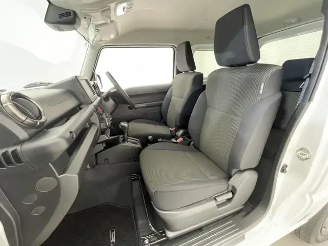 スズキ ジムニー 滋賀県 2025(令7)年 0.1千km ピュアホワイトP 届出済未使用車/LEDヘッドライト/コーナーセンサー/クルーズコントロール/シートヒーター/衝突被害軽減システム/純正16インチアルミホイール/スマートキー/スペアキー/レーンキープアシスト/オートハイビーム/純正フロアマット/ダウンヒルアシスト