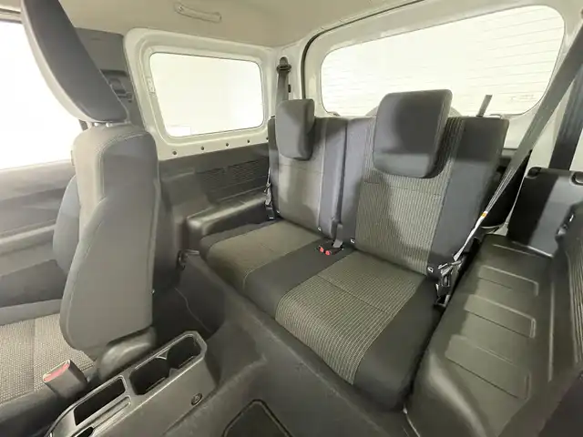 スズキ ジムニー 滋賀県 2025(令7)年 0.1千km ピュアホワイトP 届出済未使用車/LEDヘッドライト/コーナーセンサー/クルーズコントロール/シートヒーター/衝突被害軽減システム/純正16インチアルミホイール/スマートキー/スペアキー/レーンキープアシスト/オートハイビーム/純正フロアマット/ダウンヒルアシスト