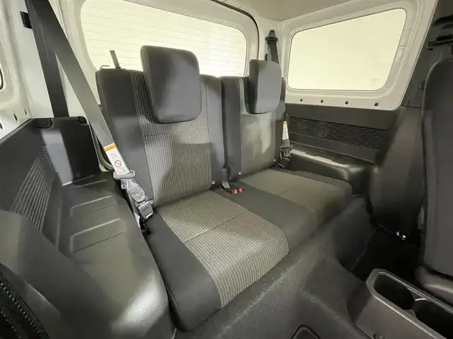 スズキ ジムニー 滋賀県 2025(令7)年 0.1千km ピュアホワイトP 届出済未使用車/LEDヘッドライト/コーナーセンサー/クルーズコントロール/シートヒーター/衝突被害軽減システム/純正16インチアルミホイール/スマートキー/スペアキー/レーンキープアシスト/オートハイビーム/純正フロアマット/ダウンヒルアシスト